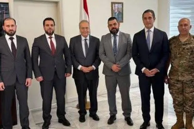 الوزير طارق متري مستقبلاً الوفد السوري في بيروت (إكس)