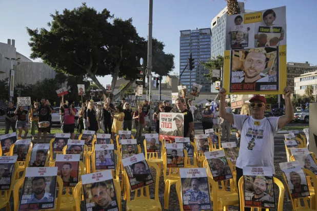 أقارب وأنصار الرهائن الإسرائيليين المحتجزين لدى «حماس» بغزة يشاركون يوم الأحد في احتجاج بتل أبيب للإفراج الفوري عنهم  (أ.ب)