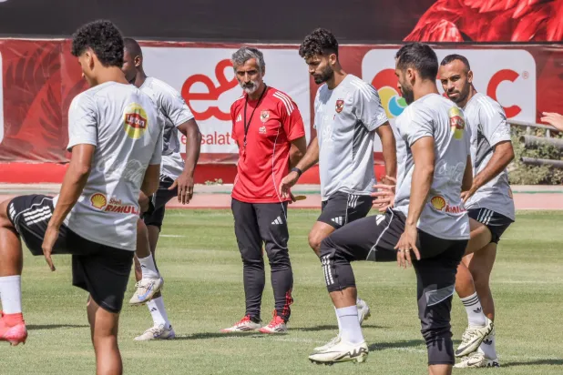 الإسباني خوسيه ريبيرو بين لاعبي الأهلي خلال إحدى الحصص التدريبية (حساب «الأهلي» على «فيسبوك») 