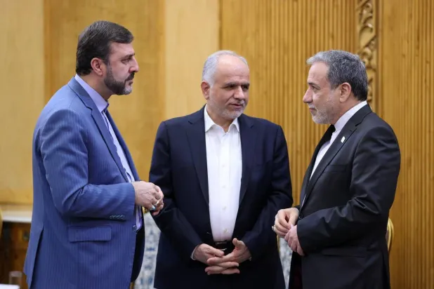 عراقجي يتحدث إلى نائبه كاظم غريب آبادي قبل المغادرة إلى الصين السبت الماضي (وزارة الخارجية الإيرانية)