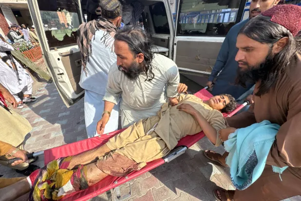 نُقل أحد مصابي الزلزال إلى مستشفى في جلال آباد بأفغانستان... 1 سبتمبر 2025 (إ.ب.أ)