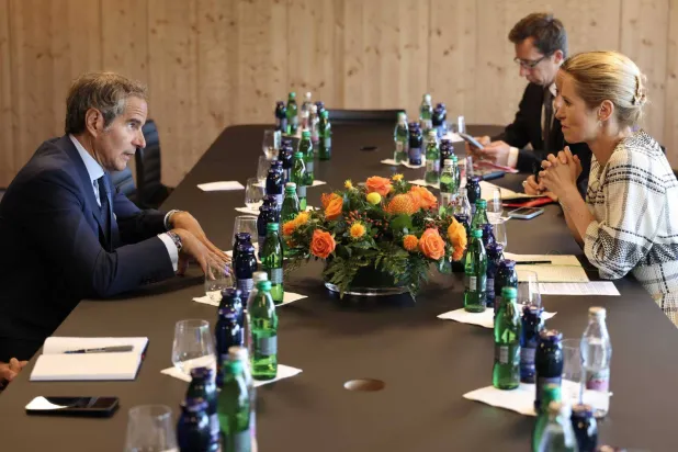 صورة نشرتها مسؤولة السياسة الخارجية للاتحاد الأوروبي على منصة «إكس» من لقائها مع غروسي على هامش «منتدى بيلد» في سلوفينيا