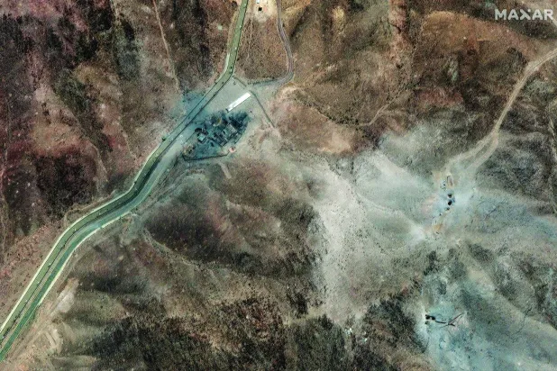 صورة بالأقمار الاصطناعية لمحيط منشأة فوردو النووية الإيرانية عقب الضربات الأميركية (رويترز)