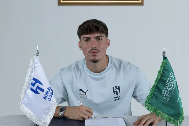 يعد المدافع التركي يوسف أكتشيشيك وجهاً واعداً في كرة القدم التركية (نادي الهلال) 