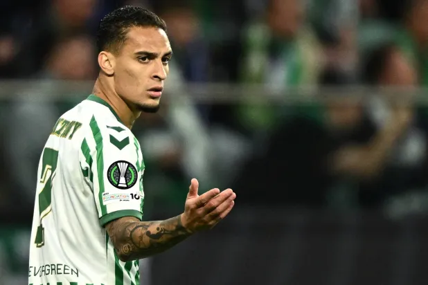 البرازيلي أنتوني إلى بيتيس (رويترز) 