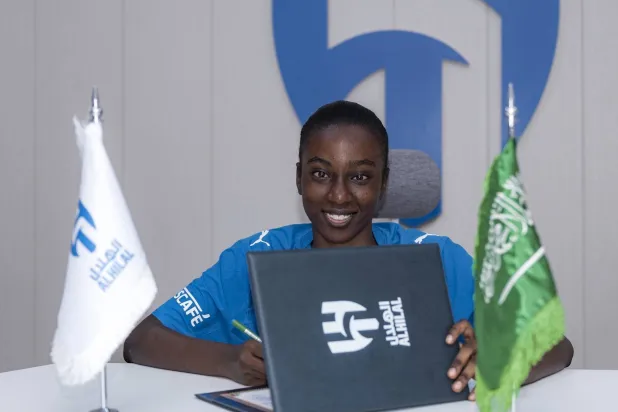 دانة أحمد أثناء توقيعها عقد الانتقال (نادي الهلال)