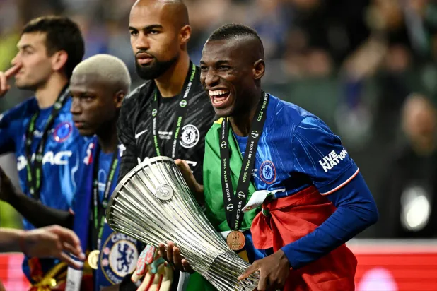 المهاجم السنغالي نيكولاس جاكسون (رويترز)