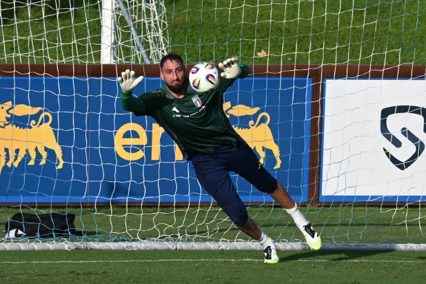 حارس مرمى منتخب إيطاليا جيانلويجي دوناروما (رويترز)