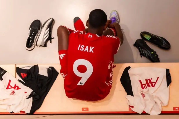 الرقم 9 يزين قميص إيزاك (نادي ليفربول)