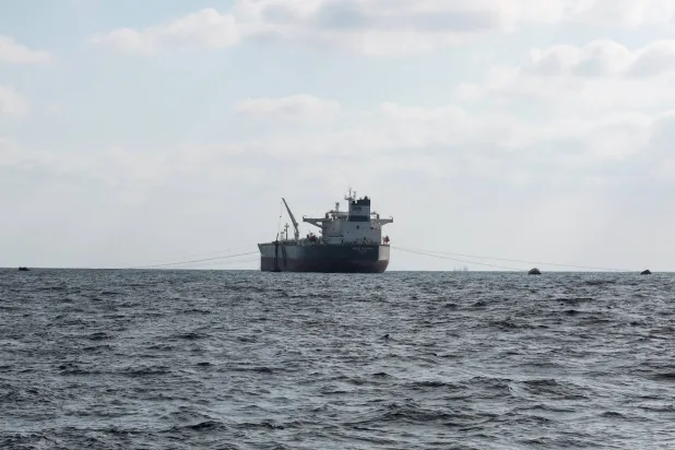 ناقلة النفط الخام نيسوس كريستيانا أول سفينة تنقل النفط من سوريا منذ سقوط نظام بشار الأسد راسية في ميناء طرطوس (رويترز)