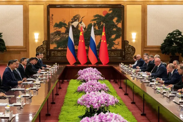 الرئيس الصيني شي جينبينغ يتحدث خلال اجتماع ثنائي مع نظيره الروسي في بكين اليوم (رويترز)