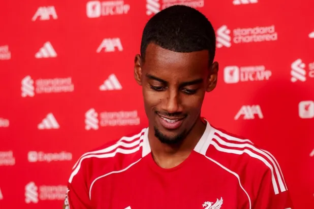 إيزاك خلال توقيعه للنادي (نادي ليفربول)