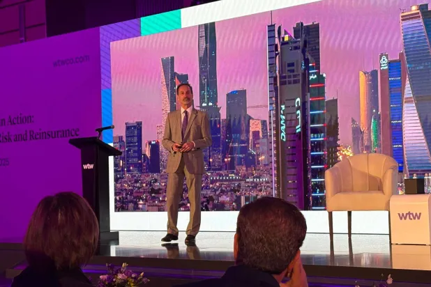 الرئيس التنفيذي لشركة «دبليو تي دبليو» كارل هيس متحدثاً (الشرق الأوسط)