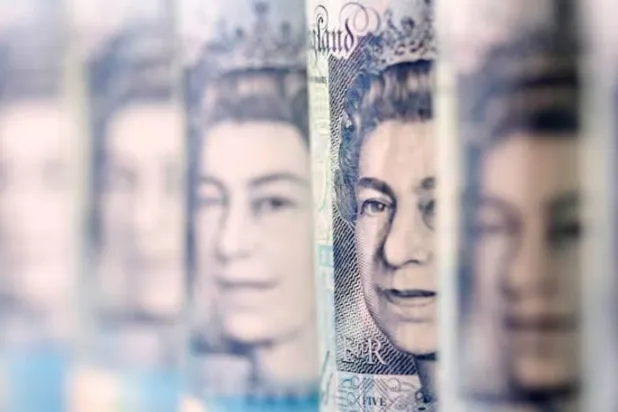 أوراق نقدية من الجنيه الإسترليني (رويترز)