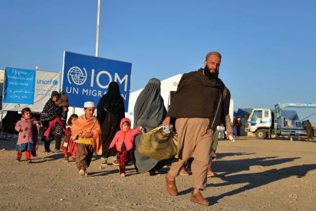 لاجئون أفغان في انتظار الترحيل من باكستان (غيتي)