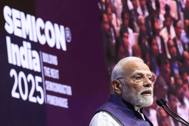 رئيس الوزراء الهندي ناريندرا مودي في كلمته الافتتاحية بمؤتمر «أشباه الموصلات - الهند 2025» يوم الثلاثاء (أ.ف.ب)