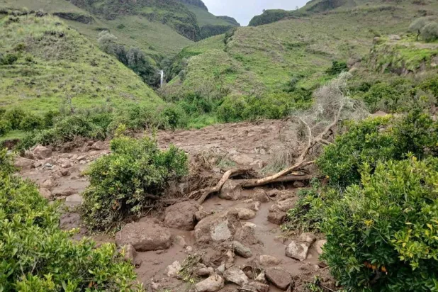 دمار واسع بعد الانهيار الأرضي الذي شهدته قرية ترسين في السودان (رويترز) 