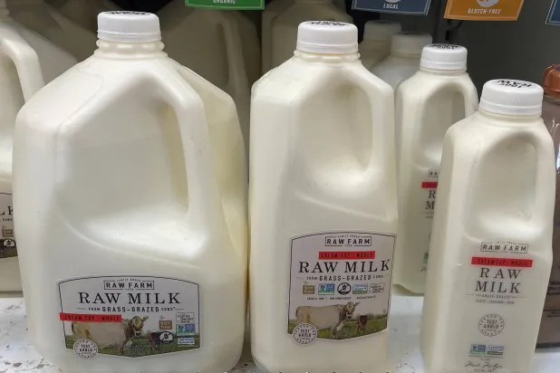 يؤدي اتباع نظام غذائي منخفض من منتجات الألبان والخضراوات إلى نقص في الكالسيوم (أرشيفية - رويترز)