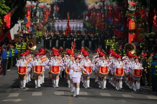 فرقة عسكرية فيتنامية تسير خلال عرض عسكري بمناسبة الذكرى الثمانين لليوم الوطني لفيتنام (إ.ب.أ)