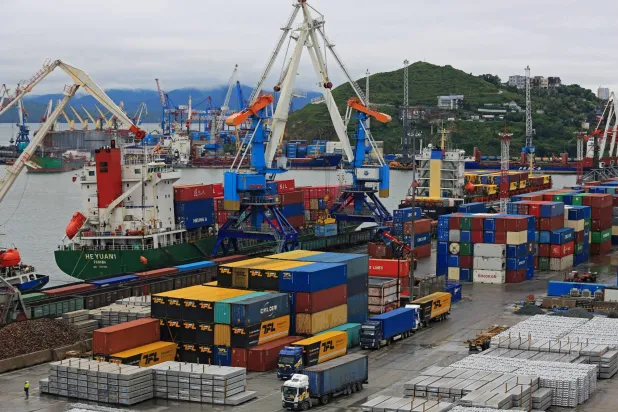 حاويات شحن في ميناء تجاري بمدينة فلاديفوستوك بروسيا (رويترز)