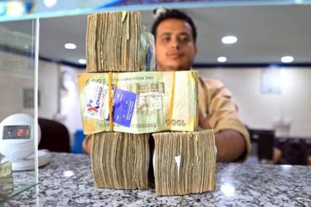 الإجراءات الحكومية حدَّت من المضاربة على العملات (أ.ف.ب)