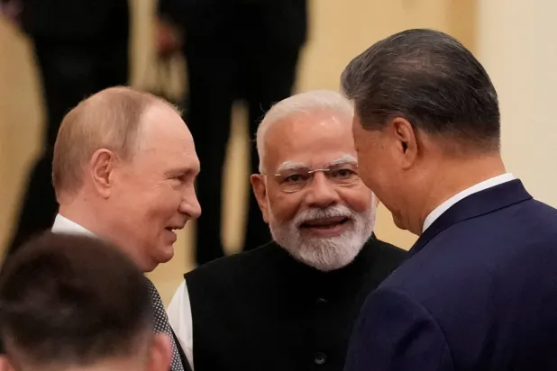 Çin ve Rusya devlet başkanları ile Hindistan Başbakanı, pazartesi günü Tianjin'de düzenlenen Şanghay İşbirliği Örgütü (ŞİÖ) Zirvesi'nin açılışında bir araya geldi. (EPA)