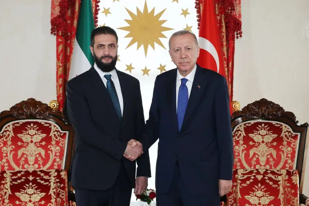 الرئيس التركي رجب طيب إردوغان خلال استقباله نظيره السوري أحمد الشرع في إسطنبول في مايو الماضي (الرئاسة التركية)