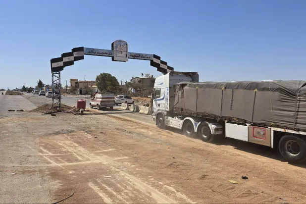 أول قافلة مساعدات تابعة لـ«الهلال الأحمر» ومنظمات دولية تدخل محافظة السويداء (أرشيفية - محافظة السويداء عبر «تلغرام»)