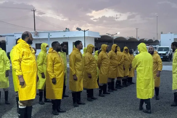 أفراد من قوى أمنية في الكفرة يواجهون مخاطر الأمطار الغزيرة (جهاز مكافحة الهجرة غير الشرعية)