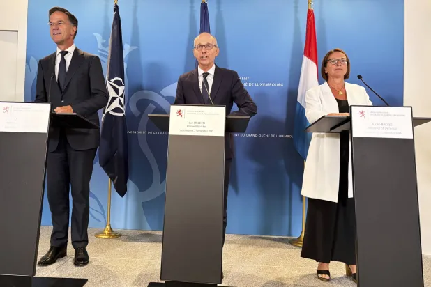 من اليسار: الأمين العام لحلف شمال الأطلسي مارك روته ورئيس وزراء لوكسمبورغ لوك فريدن ووزيرة دفاع لوكسمبورغ يوريكو باكس خلال مؤتمر صحافي في لوكسمبورغ 2 سبتمبر 2025 (أ.ب)