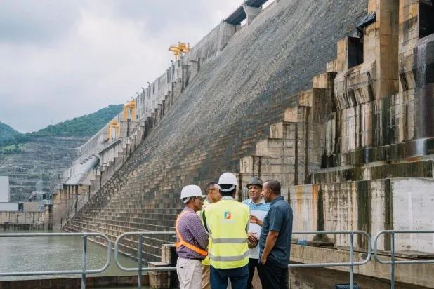 آبي أحمد خلال زيارة موقع سد النهضة (حسابه على «فيسبوك»)