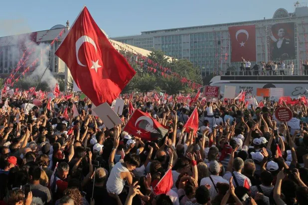 الحكم الصادر اليوم جاء وسط حملة غير مسبوقة على تيار المعارضة الرئيسي في تركيا (رويترز)