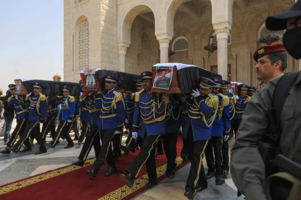 خلال موكب جنازة رئيس حكومة الحوثيين أحمد غالب الرهوي ومسؤولين آخرين قُتلوا في غارة إسرائيلية قبل أيام... صنعاء 1 سبتمبر 2025 (أ.ف.ب)