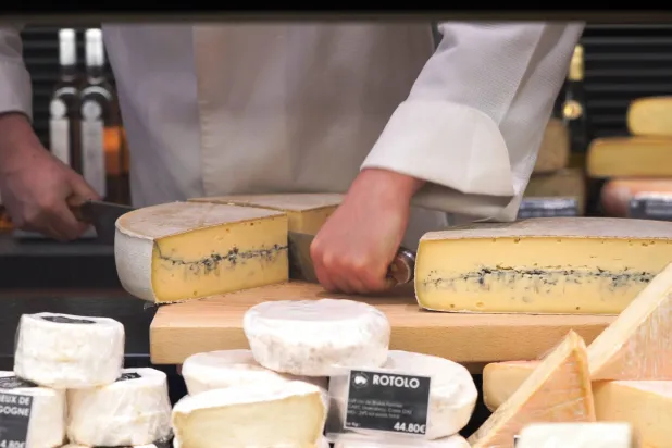 أحد المتغيرات التي تجب مراعاتها عند تناول الجبن يومياً هو النسبة المئوية الإجمالية للدهون (رويترز) 