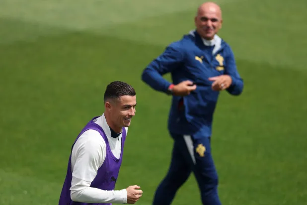 روبرتو مارتينيز وقائد البرتغال كريستيانو رونالدو (أ.ف.ب) 