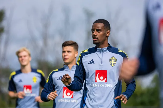  ألكسندر إيزاك في تدريبات السويد (أ.ف.ب)