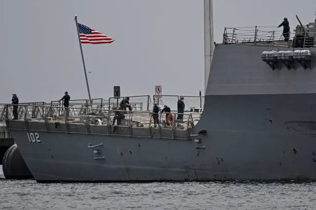 أفراد طاقم السفينة الحربية التابعة للبحرية الأميركية «يو إس إس سامبسون» في محطة أمادور الدولية للرحلات البحرية في مدينة بنما يوم 2 سبتمبر 2025 (أ.ف.ب)