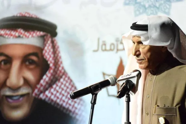 جبير المليحان يلقي كلمته في «مهرجان بيت السرد» للقصة القصيرة بالدمام، حيث كان الشخصية المكرمة (الشرق الأوسط)