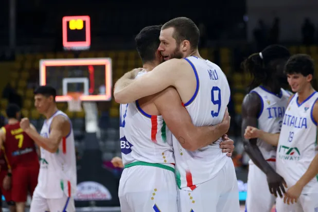 فرحة لاعبي إيطاليا بالفوز على إسبانيا في أمم أوروبا لكرة السلة (إ.ب.أ)