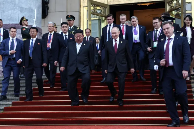 الرئيس الروسي ونظيره الكوري الشمالي خلال حضورهم العرض العسكري في بكين (أ.ف.ب)