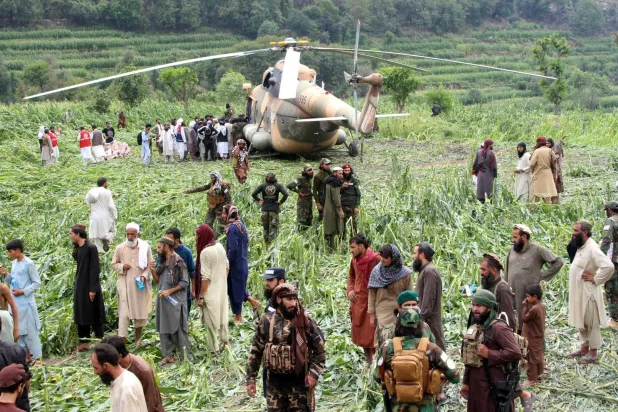 يستعد مسؤولو الإنقاذ لنقل المصابين جواً إلى المستشفى بعد زلزال في كونار أفغانستان (إ.ب.أ)