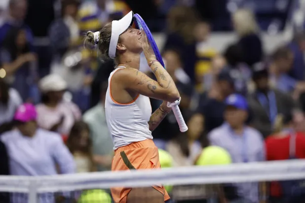 ماركيتا فوندروسوفا تبدو متألمة (رويترز)