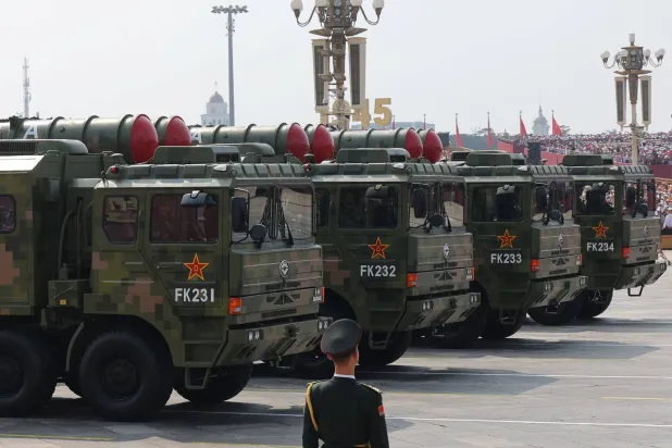 جانب من الأسلحة التي استعرضتها الصين (رويترز)