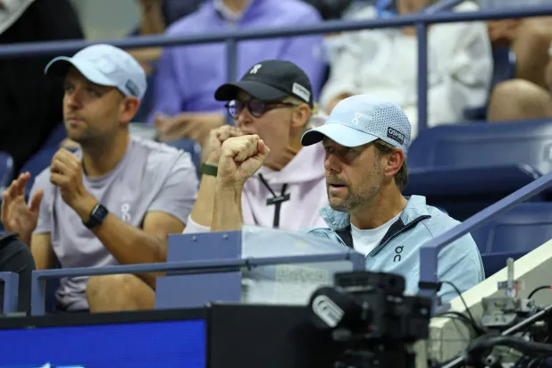 المدرب البلجيكي لإيغا شفيونتيك ويم فيسيت (يمين) (أ.ف.ب)