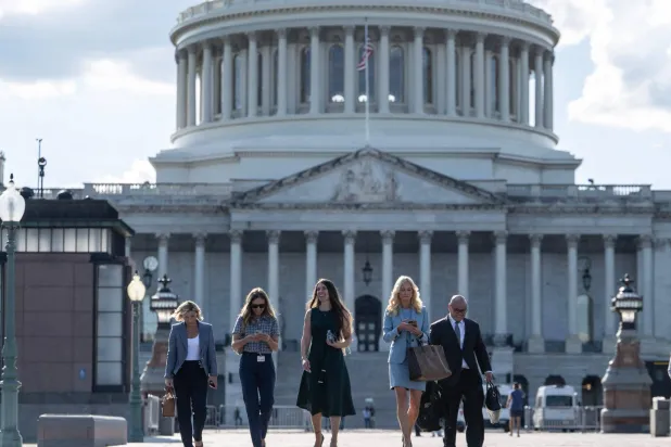 إحدى ضحايا إبستين تيريزا هيلم تغادر الكونغرس بعد حديثها مع لجنة المراقبة في مجلس النواب 2 سبتمبر 2025 (أ.ف.ب)