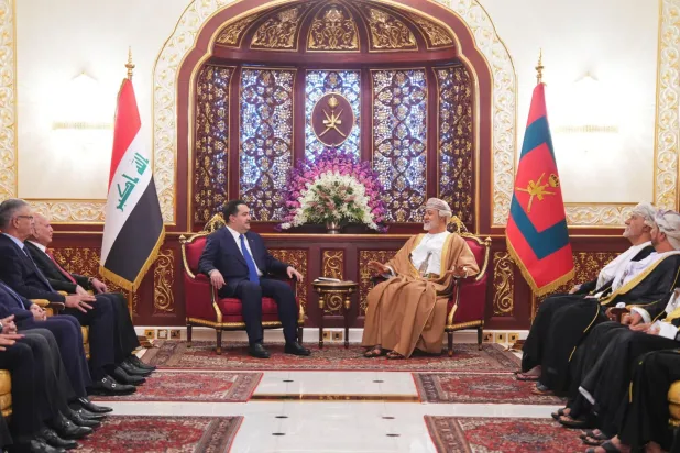 سلطان عمان هيثم بن طارق آل سعيد خلال استقباله رئيس الحكومة محمد شياع السوداني في قصر الحصن (واع)