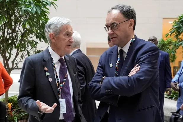 محافظ بنك إنجلترا أندرو بيلي ورئيس الاحتياطي الفيدرالي جيروم باول في اجتماعات صندوق النقد الدولي (رويترز)