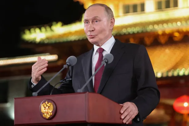 الرئيس الروسي فلاديمير بوتين يتحدث خلال مؤتمر صحافي في بكين (رويترز)