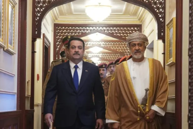 السلطان هيثم بن طارق لدى استقباله محمد شياع السوداني في «قصر الحصن» بصلالة (المكتب الإعلامي لرئيس الوزراء العراقي)