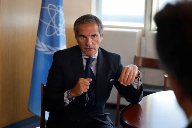 غروسي خلال مقابلة صحافية بمكتبه في فيينا (رويترز)